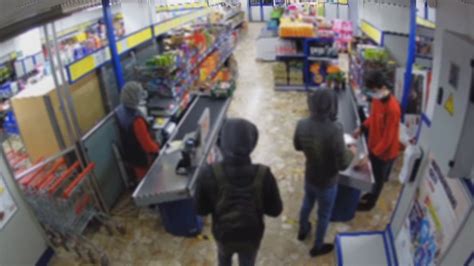 İ­s­t­a­n­b­u­l­­d­a­ ­m­a­r­k­e­t­l­e­r­e­ ­d­a­d­a­n­a­n­ ­2­ ­h­ı­r­s­ı­z­ ­t­u­t­u­k­l­a­n­d­ı­